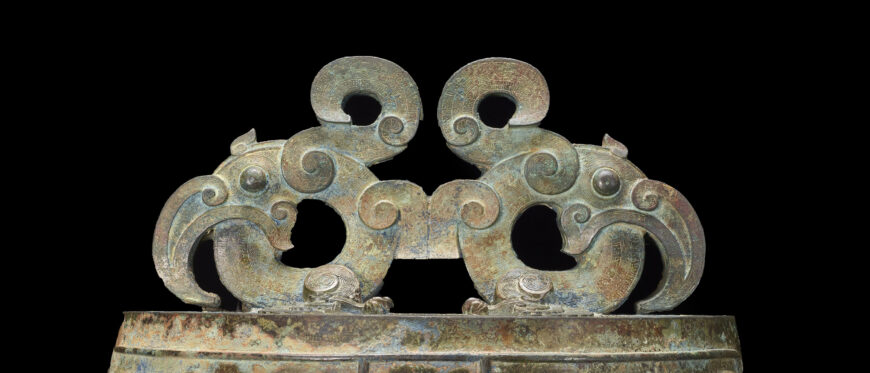 Bell (bo) with birds and dragons; from a set of four, late Spring and Autumn period, Eastern Zhou dynasty, c. 500–450 B.C.E., bronze, China, Shanxi province, State of Jin, Houma foundry, 66.4 high x 47 cm (Freer Gallery of Art, Smithsonian Institution, Washington, DC: Purchase — Charles Lang Freer Endowment, F1941.9)
