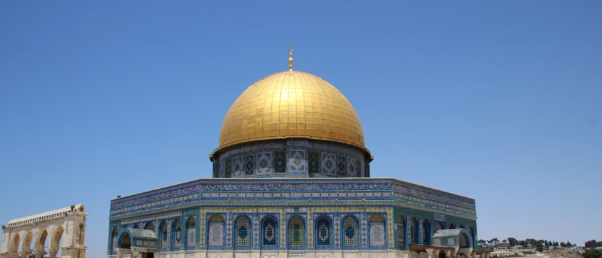 The Dome of the Rock (Qubbat al-Sakhra), Jerusalem, 691–92 (Umayyad), stone masonry, wooden roof, decorated with glazed ceramic tile, mosaics, and gilt aluminum and bronze dome, with multiple renovations, patron the Caliph Abd al-Malik (photo: Gary Todd, CC0 1.0)