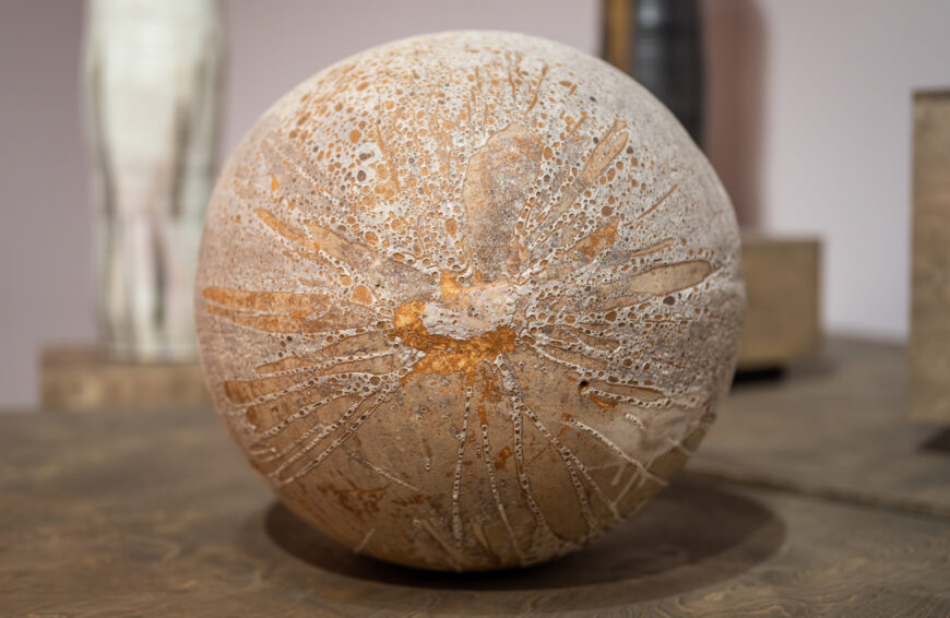 Toshiko Takaezu, Crater Moon, 1990s, stoneware, 55.9 cm diameter (Crystal Bridges Museum of American Art, Bentonville) © Toshiko Takaezu