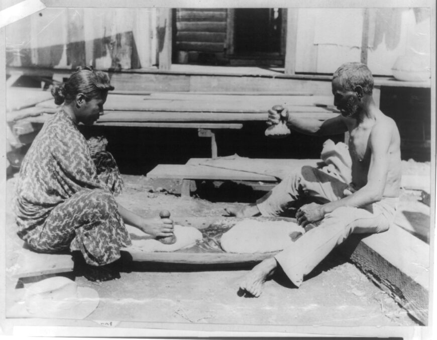 "A Hawaiian couple making poi," c. 1900–1923, photographic print (Library of Congress, Washington, D.C.)