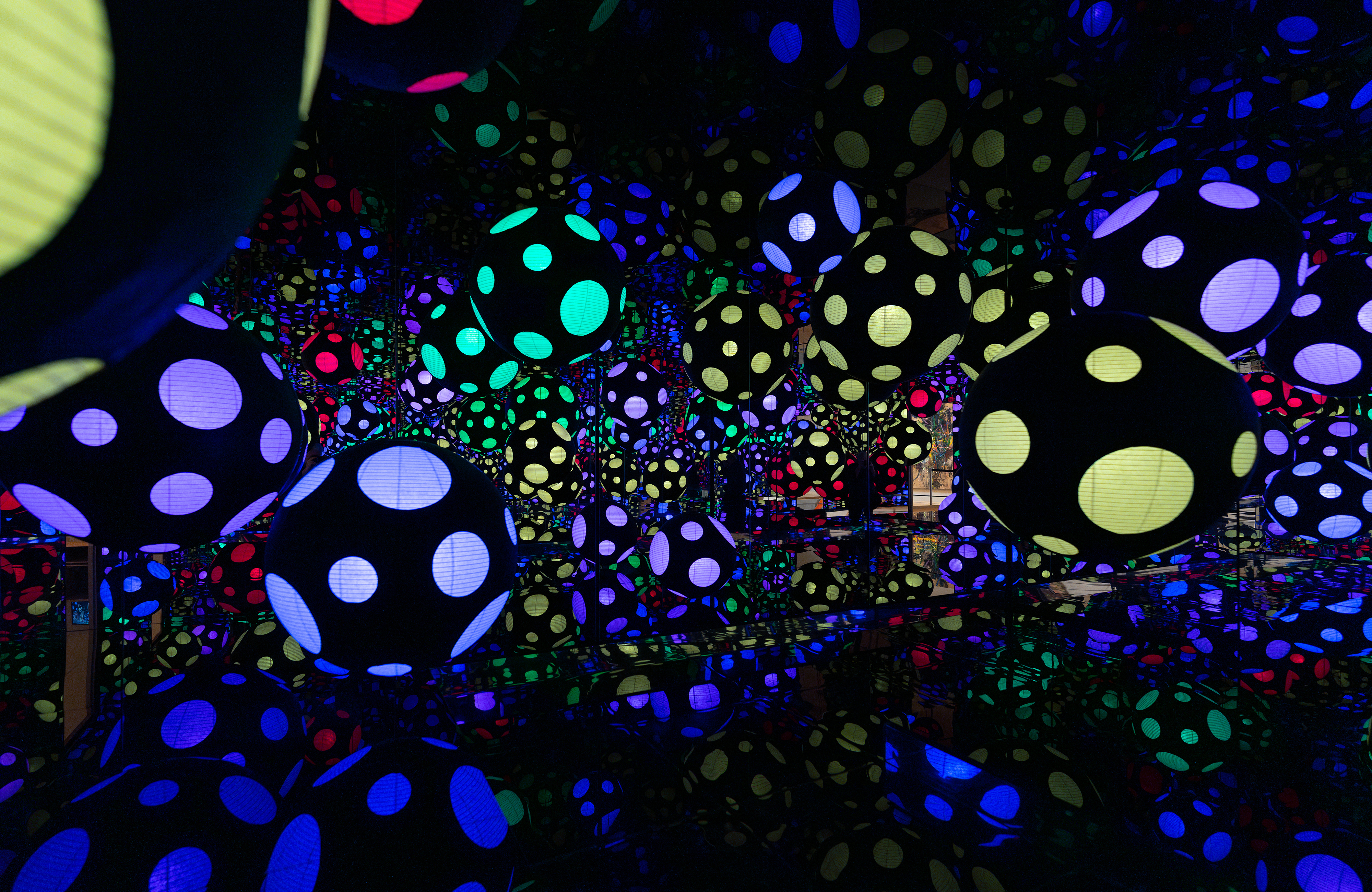 Yayoi Kusama, <em>Infinity Mirrored Room—My Heart is Dancing into the Universe</em>