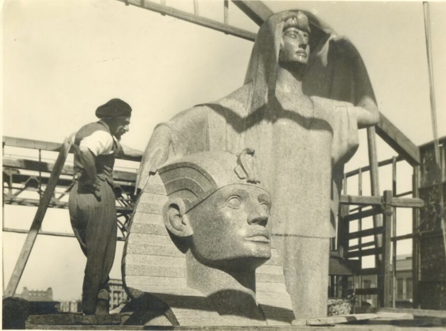 Mahmoud Moukhtar supervising the achievement of Egypt’s Awakening (Nahdat Misr), c. 1927 (Archives Eimad Abou Ghazi, © Dr. Eimad Abou Ghazi)