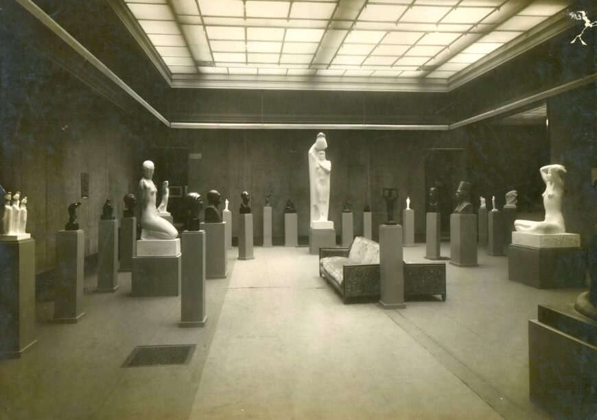 View of Mahmoud Moukhtar’s exhibition at Bernheim-Jeune gallery in Paris, March 1930 (photo: Archives Eimad Abou Ghazi, © Dr. Eimad Abou Ghazi)