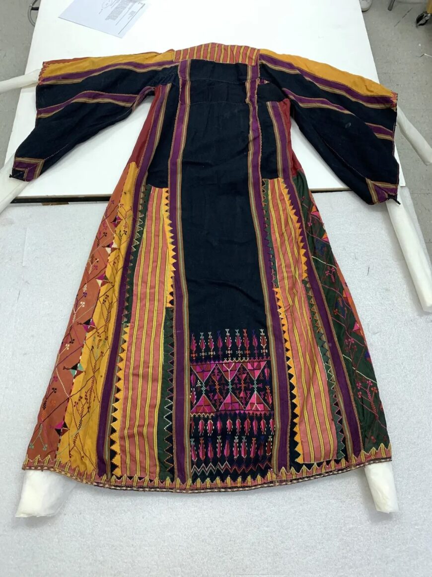 Cypress motif on the back of a Palestinian thobe, Traditional Dress (Thobe), early 20th century (pre-1920s), cotton, taffeta, atlas silk, and silk embroidery, 139 x 122 cm (Brooklyn Museum)