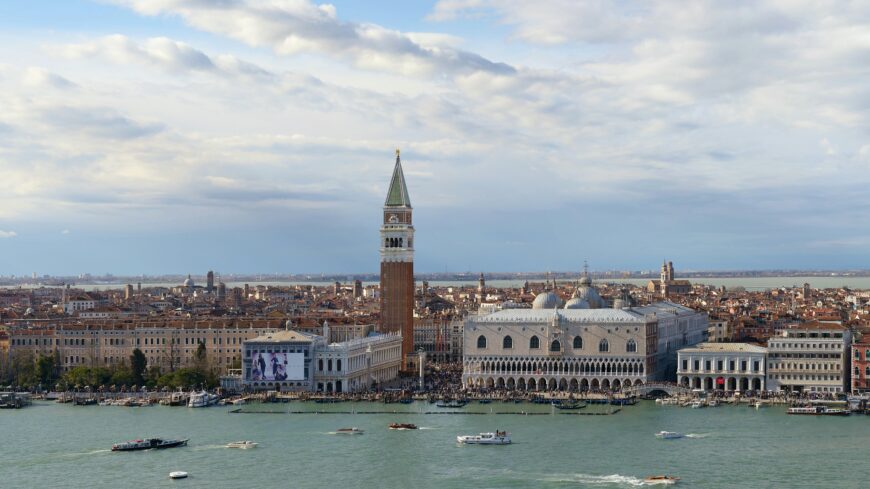 View of Piazza San Marco and the city of Venice. The Loggetta can be seen at the base of the campanile (bell tower), opposite the Palazzo Ducale (the Doge's palace) (photo: Wolfgang Moroder, CC BY-SA 3.0)