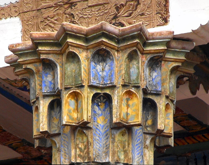 Muqarnas on a column capital (detail), Apak Khoja Mausoleum, Kashi, China, 17th–20th century (photo: Zossolino, CC BY-SA 4.0)